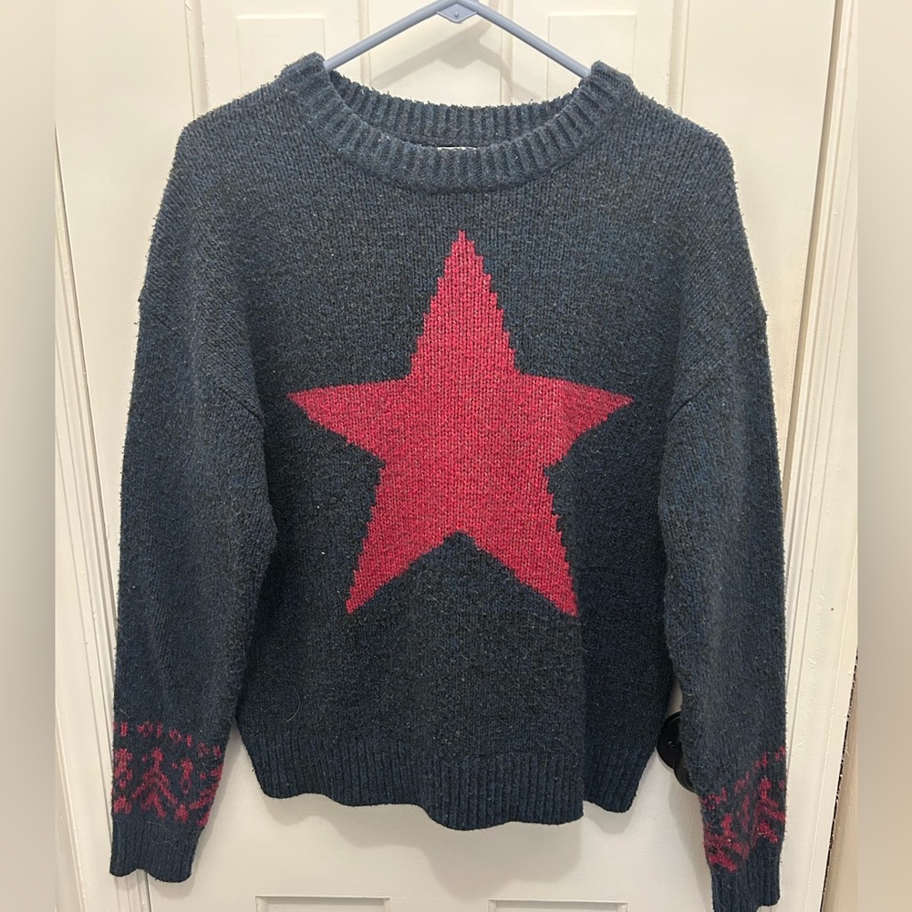 SUNDANCE BLUE CREWNECK SWEATER WITH PINK STAR AND PINK SLEEVE ACCENT SIZE MED